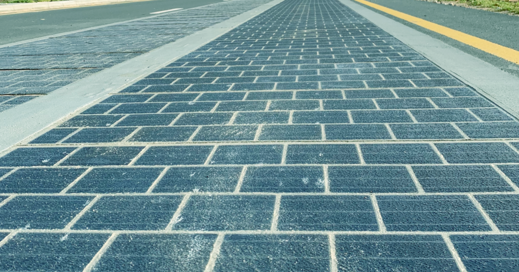 太陽光発電ができる道路（ソーラーロード）の写真