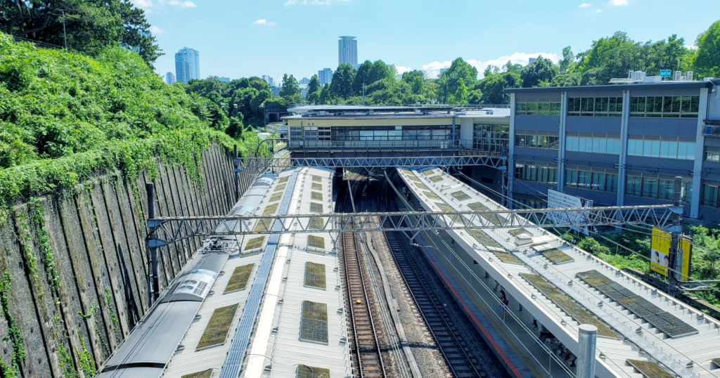 屋根上に太陽光パネルが設置されている駅の写真
