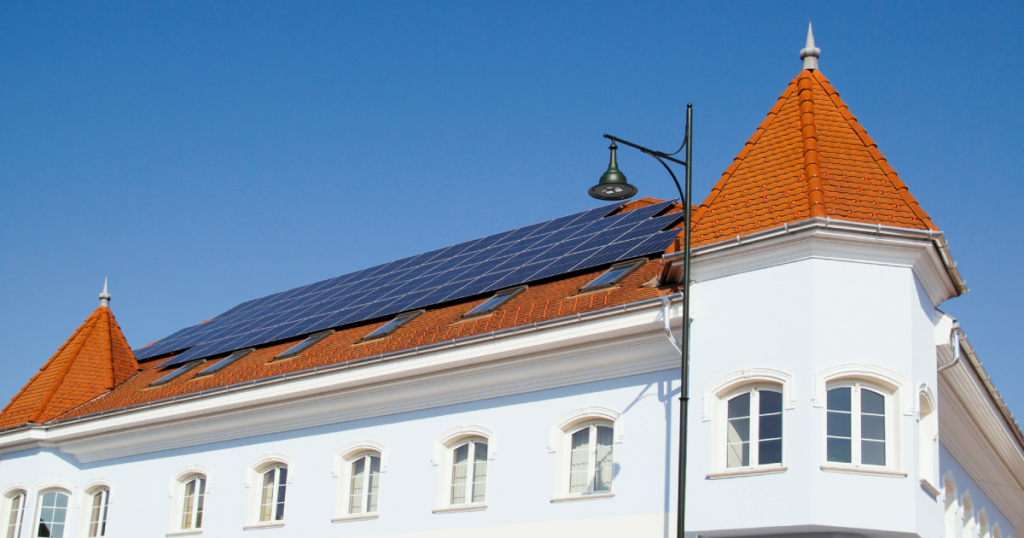 伝統的な建物に太陽光パネルが設置されている写真。