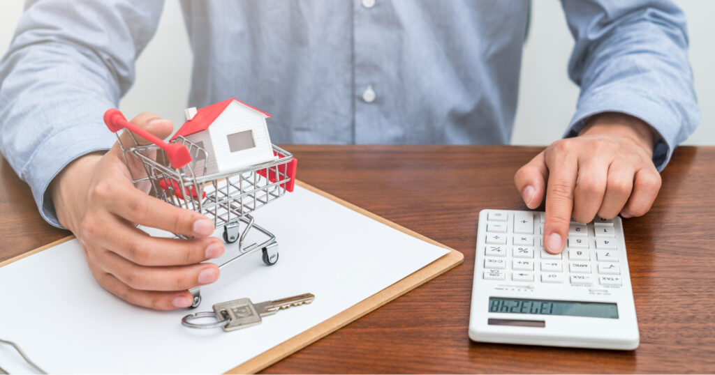 費用を計算している写真