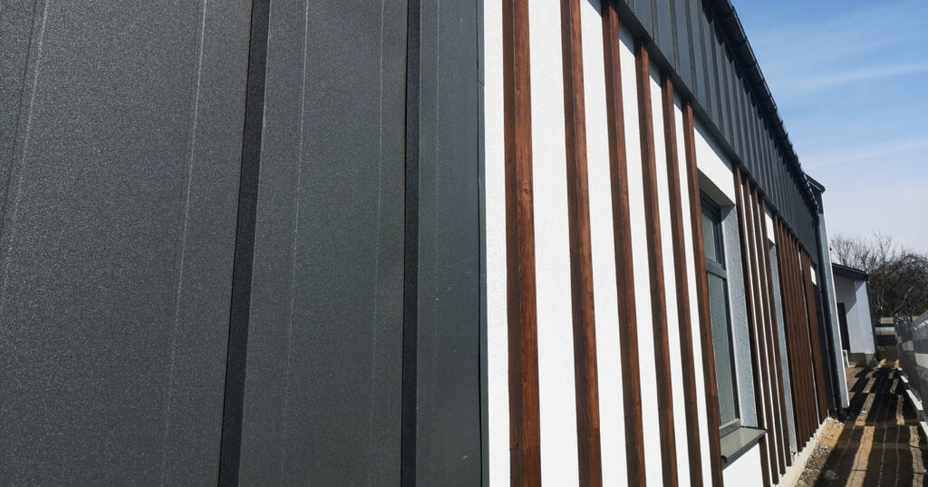 カバー工法で外壁サイディングの工事をしている写真