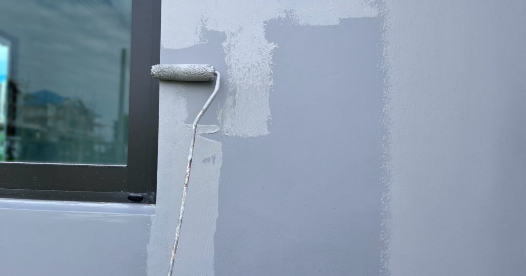 外壁を塗っている写真