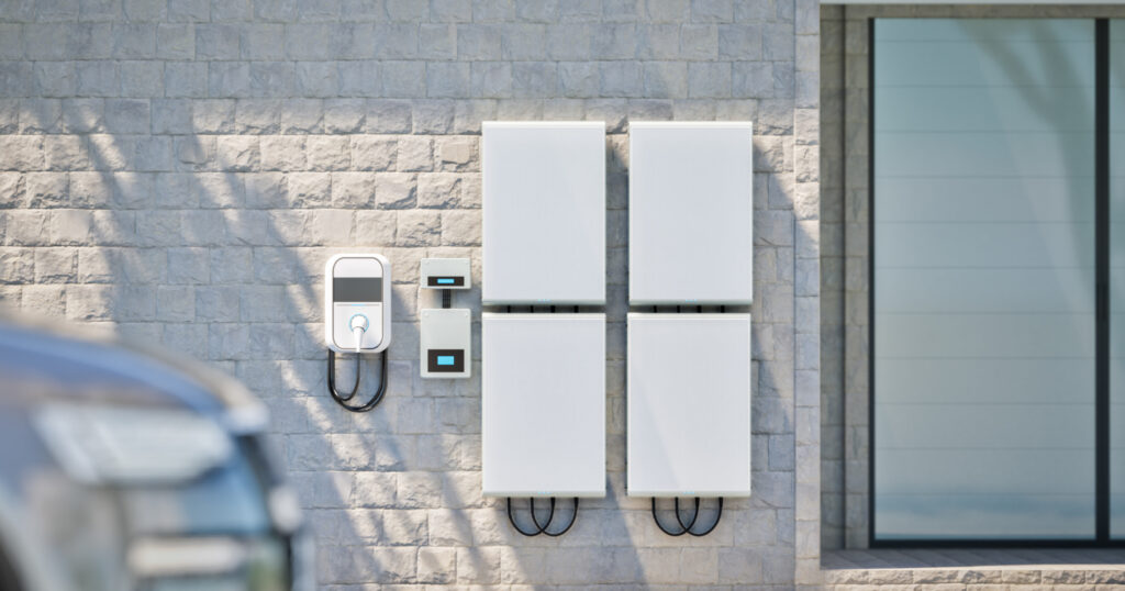 家の外に蓄電池が設置されている様子