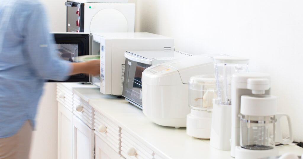 キッチン家電(電子レンジ、炊飯器、ミキサー、オーブントースター)の写真