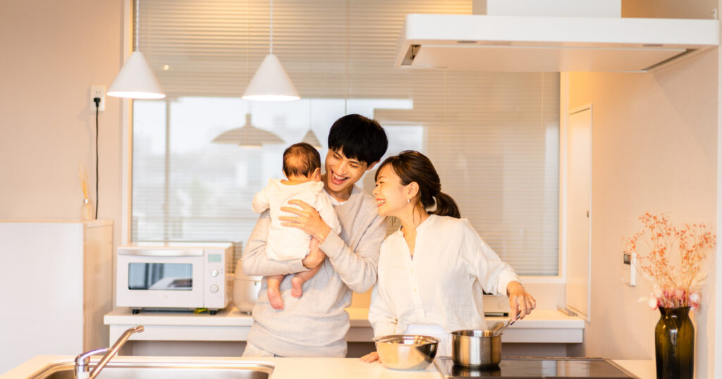家族がキッチンで料理している写真