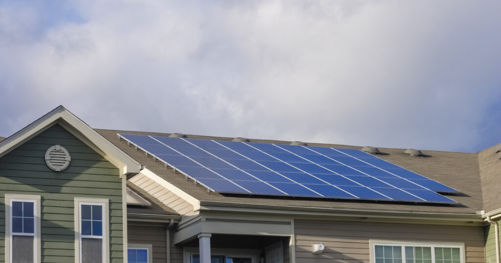 家の屋根に太陽光パネルが載っている写真