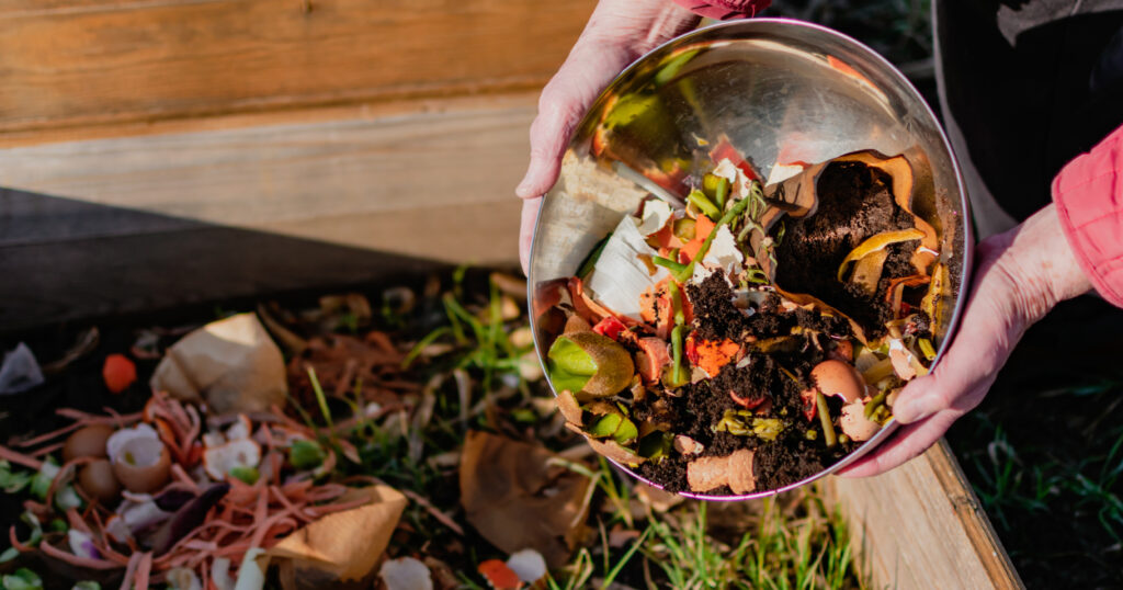 生ゴミをコンポストに入れる写真。