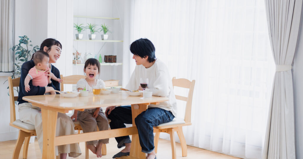 家族で食卓を囲んでいる写真