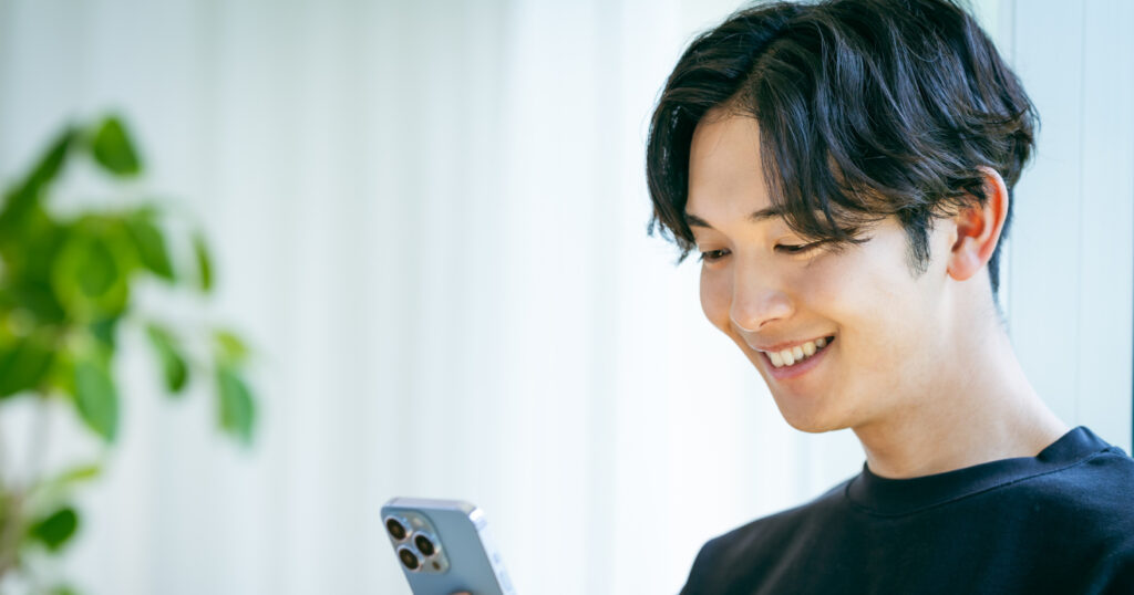 男性がネットで検索している様写真